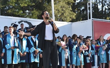 EÜ İletişim Fakültesinde mezuniyet coşkusu