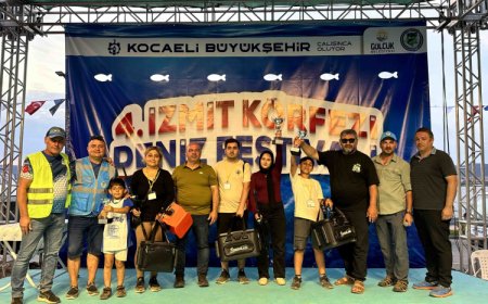 Kocaeli sahilinde şenlik, denizde yarış
