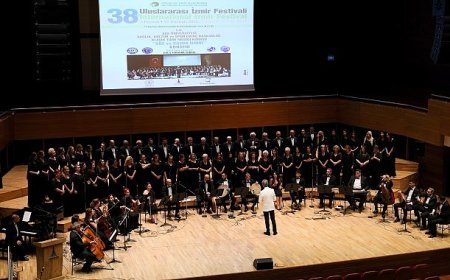 EÜ Klasik Türk Müziği Korosu’ndan İzmir Festivali’nde Unutulmaz Performans