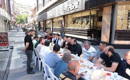 Başkan Arı, Çarşı Esnafıyla Kahvaltı Yaptı