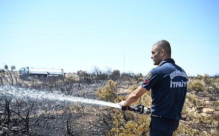 Aydın Büyükşehir Belediyesi ekipleri Didim’deki yangına müdahale ediyor.