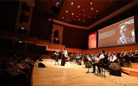 “Cumhuriyetin Divası” Müzeyyen Senar konserle anıldı