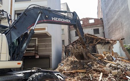Karşıyaka’da metruk ve riskli binalar tek tek yıkılıyor