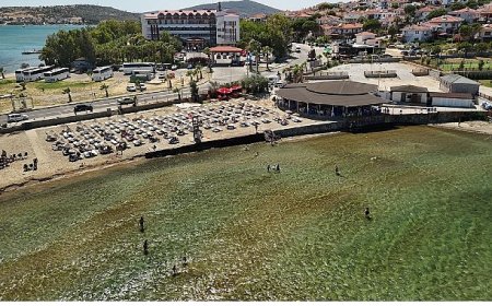 Ayvalık Belediyesi plajlarında göndere “Mavi Bayrak” çekildi…