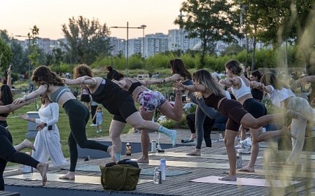 Karşıyaka’da gün batımında yoga buluşması