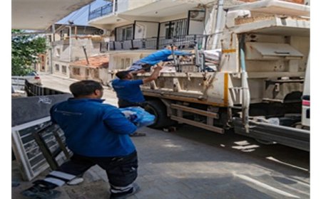 İzmir Büyükşehir Belediyesi evi zarar gören aileyi Uzundere konutlarına taşıdı