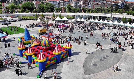 Çocukların neşesi Milli İrade Meydanı’nı sardı