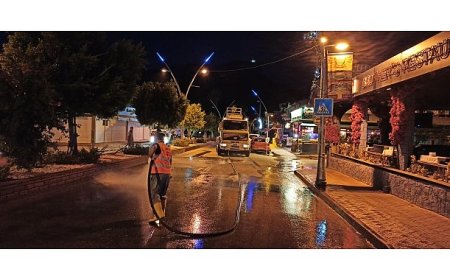 Kemer’deki toz ve toprak olan yollar yıkanıyor