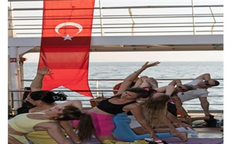 İzmir’de güneşi yoga ile uğurladılar