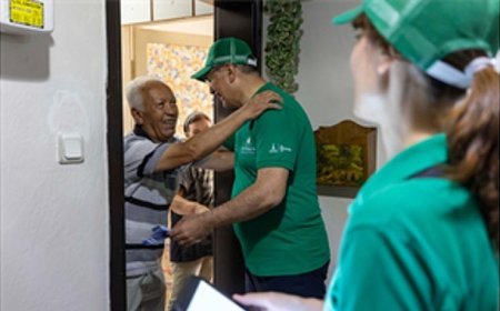 Başkan Tugay “Dönüşüme Evde Başla” projesi için QR kodlu poşet dağıttı