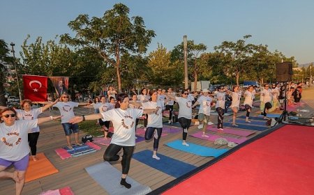 Bayraklı sahilde buluşup, yoga yaptılar – Dünya Yoga Günü’nde renkli etkinlik