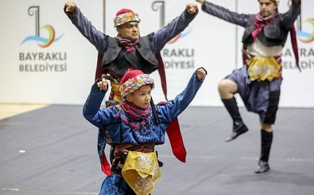 Bayraklı’da halk dansları gösterisi nefes kesti