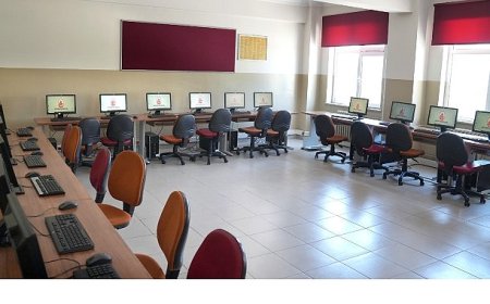 İETT’nin gençlere teknoloji desteği sürüyor.