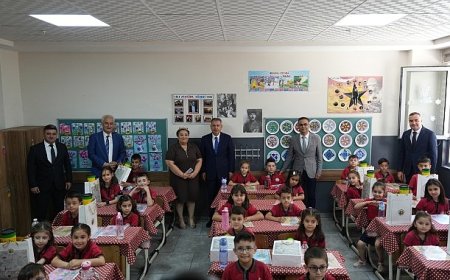 İzmir Valisi Dr. Süleyman Elban, İzmir İl Millî Eğitim Müdürü Dr. Ömer Yahşi, Karne Gününde Öğrencilerle Bir Araya Geldi