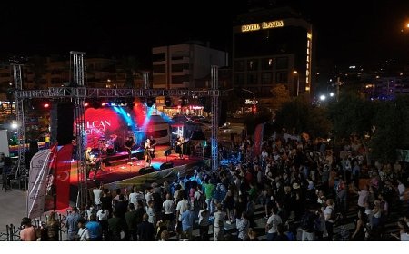 Başkan Çerçioğlu Vatandaşları Kuşadası’nın Eşsiz Mavisinin Eşliğinde Sanatın Ritmiyle Buluşturdu