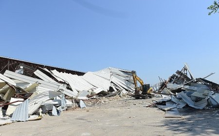 Çalı’da 2 bin 300 metrekarelik kaçak depo yıkıldı