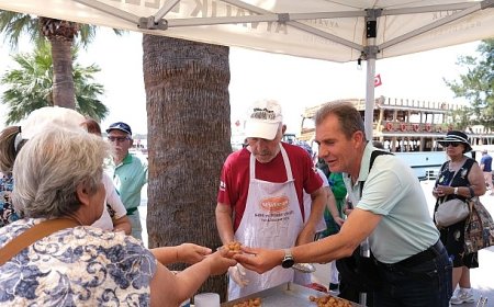Rahmetli, Manisa Büyükşehir Belediye Başkanı Ferdi Zeyrek adına Cumhuriyet Meydanı’nda lokma hayrı