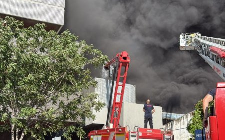 İzmir’de plastik deposunda yangın!