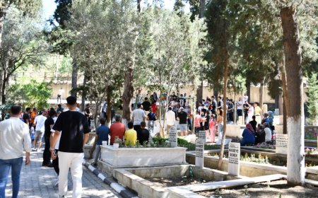 Manisa’da Ferdi Zeyrek’in kabri ziyaretçi akınına uğradı