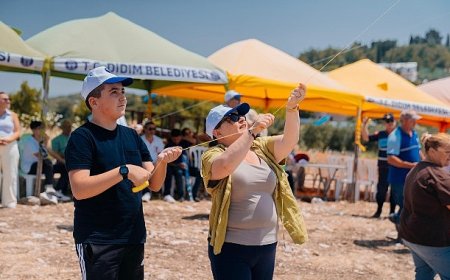 Akköy’de Rengarenk Uçurtmalar Gökyüzünü Süsledi