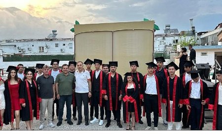 Öğrencilerin mezuniyet sevinci