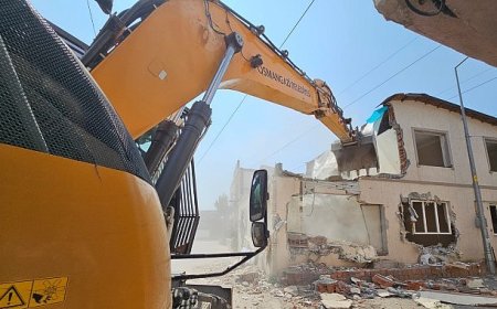 İki katlı kaçak bina yıkıldı