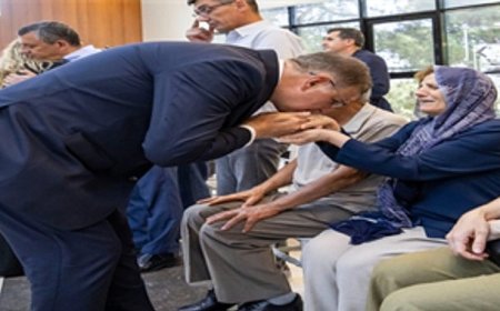 Merhum Başkan Zeyrek’in ailesi ile CHP Lideri Özel taziyeleri kabul etti