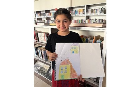 Minik eller renkli hayaller çizdi