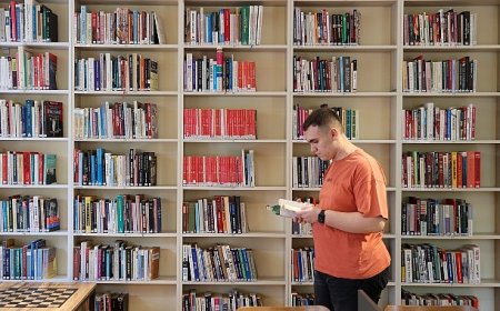 Kitap kurdu Asil okuma sevgisiyle örnek oluyor