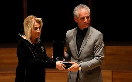 Uluslararası İzmir Festivali Açılışında Ege Üniversitesine Plaket