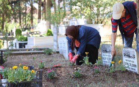Kocaeli Büyükşehir bayramda vefa geleneğini yine sürdürdü;  Kabirlere çiçek, gönüllere huzur