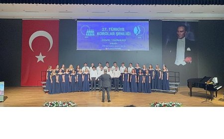 Nilüfer Gençlik Korosu başkentten ödülle döndü
