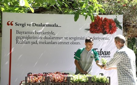İnegöl Belediyesi Mezarlıklarda 9 Bin Adet Çiçek Dağıttı