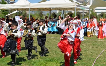 İlkokul Öğrencilerinden Halk Oyunu Gösterisi