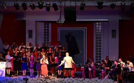 “Türkü Gibi Şarkılar” Ayakta Alkışlandı