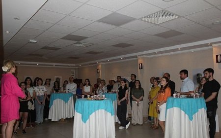 Egeli Eczacılık öğrencileri atık ilaç kutularını sanata dönüştürdü