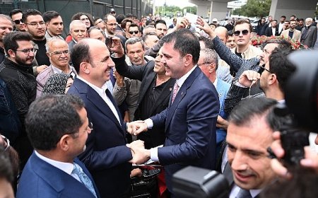 Bakan Kurum Türbeönü Çarşılarında Konyalılarla Kucaklaştı