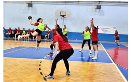 İzmir Büyükşehir Belediyesi Spor Kulübü hentbol takımlarıyla parlıyor