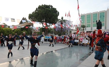 Efes Selçuk’ta Kültürler Uluslararası Halk Oyunları Şenliği ile Buluşuyor