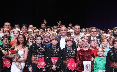 220 dansçı Kuşak ile hem duyguları hem figürleri sahneye taşıdı