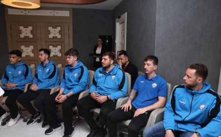 Nilüferli hentbolcular başarılarını Başkan Özdemir’le paylaştı