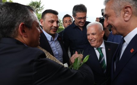 Bursa’da CHP lideri Özgür Özel’e coşkulu karşılama