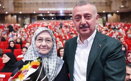 Büyükakın’dan annesine çiçekli kutlama