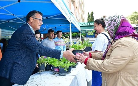 Büyükşehir Anneler Günü’nde çiçek dağıttı