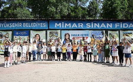 Minik öğrenciler anneleri için en güzel hediyeyi Büyükşehir Belediyesi’nin fidanlığında elleriyle dikti