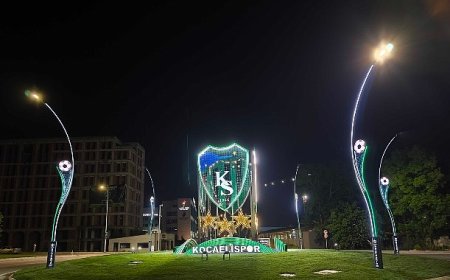 Stat kavşağını Kocaelispor’un arması aydınlatıyor
