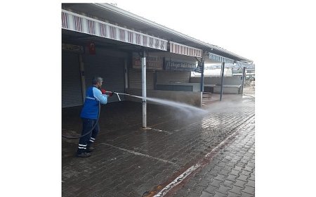Akbük Semt Pazarı, belediye ekiplerince temizlendi.