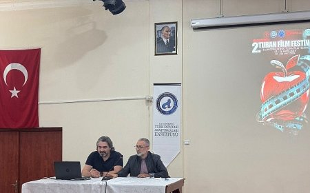 Ege Üniversitesi 2. Uluslararası Turan Film Festivalinde sahne genç yönetmenlerin