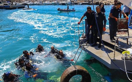 Antalya Büyükşehir Belediyesi’nden Kaleiçi Yat Limanı’nda deniz dip temizliği