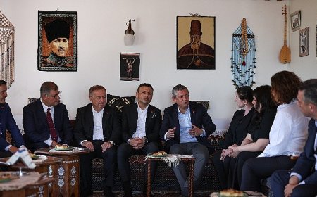 Başkan Tugay, İstanbul’da CHP Genel Başkanı Özgür Özel ile bir araya geldi